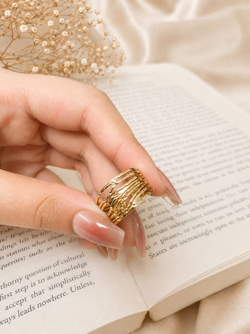 Elegant Ripple Ring